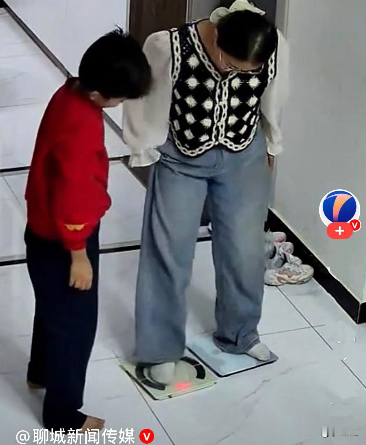 近日，山东一妈妈在家正在称体重，上秤一称，咦，怎么没往下减反而往上长了呢？是不是