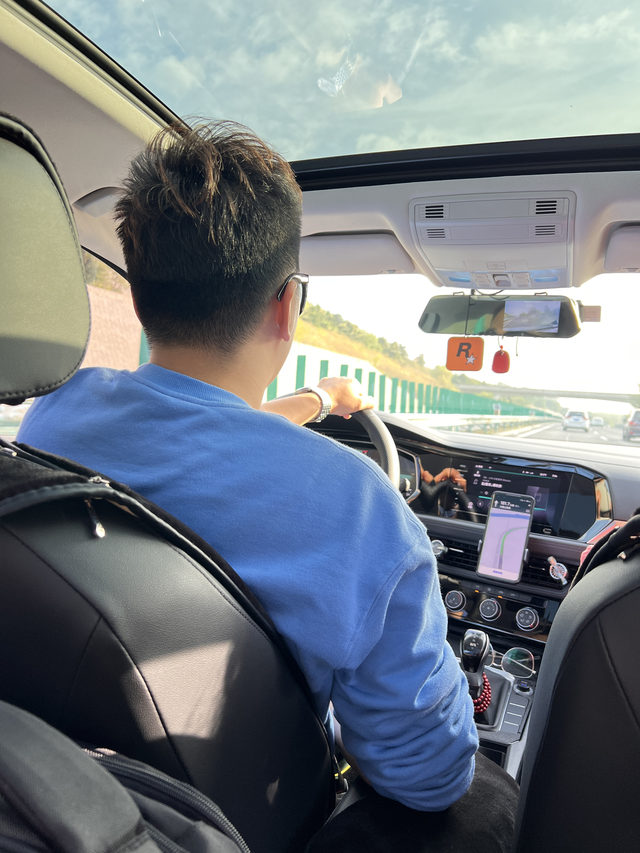 开着小速腾满地去溜1.4T速腾动力呼呼的，等红绿灯，起步就串出去，但是一档2挡