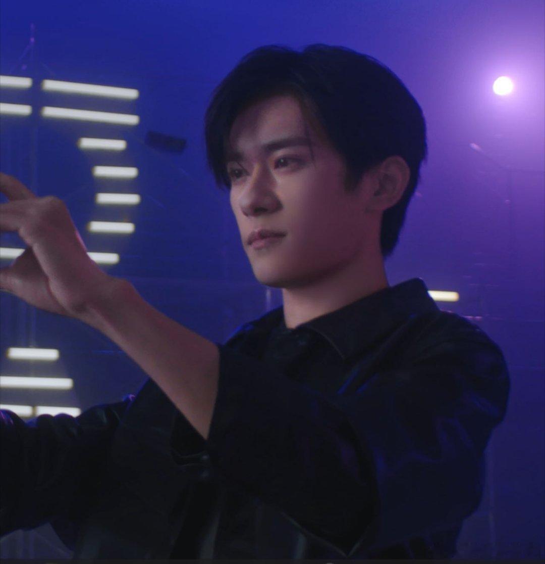 易烊千玺自成焦点易烊千玺耀目双星翻到之前看活动直播的截图，易烊千玺穿黑色西装的