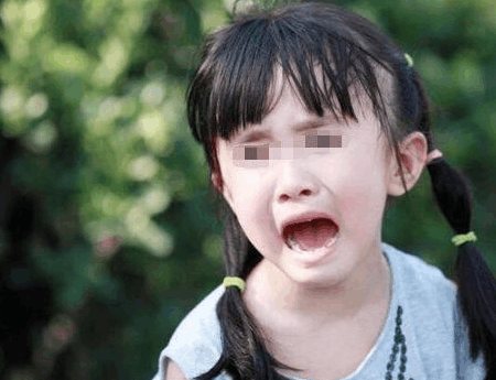 三岁女孩肚子剧痛, 医生检查之后称要动手术, 父母却表示钱要留给儿子
