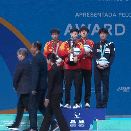 苏翊鸣为了露表手忙脚乱，哈哈哈笑死了，这代言人太称职了，金主爸爸异常满意