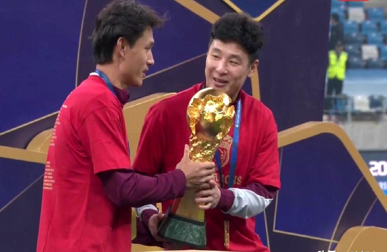 祝贺上海海港！他们在竞争激烈的中超拿下三连冠，今年更是以2分优势赢过泰山