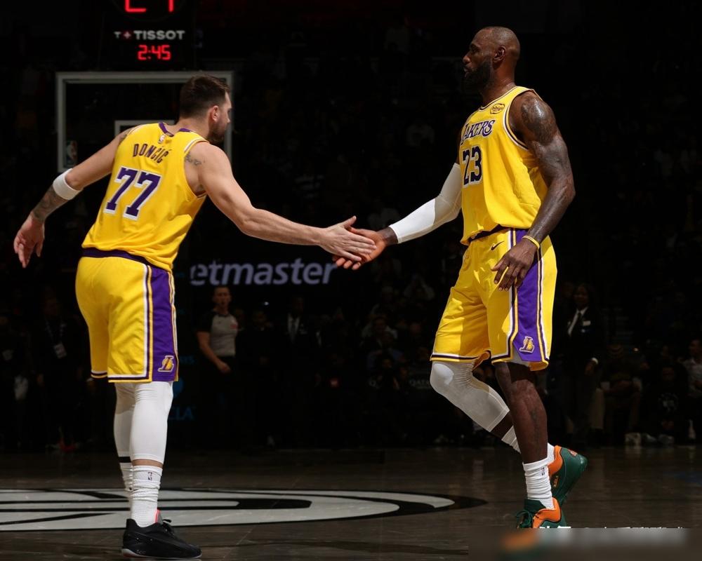 湖人6连胜，詹姆斯身边这阵容你真没想到！去年湖人送走戴维斯，豪赌东契奇穿上
