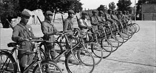 1941年，八路军伏击伪军，缴获了30多辆自行车，正犯愁如何处理时，伪军队长却恳