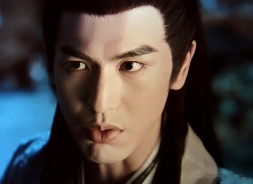 怪不得张凌赫每部剧脸上表情都呆呆的