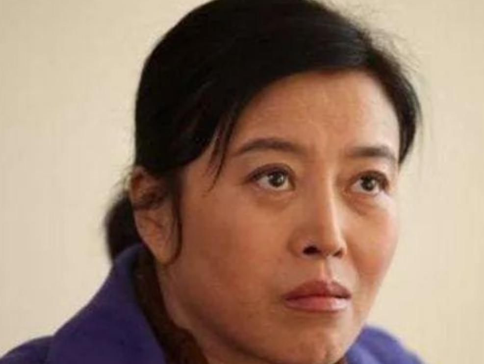 都说孙红雷是硬汉，可他对丁嘉丽做的，才叫真的“狠”！一个三届影后，当时在圈里的