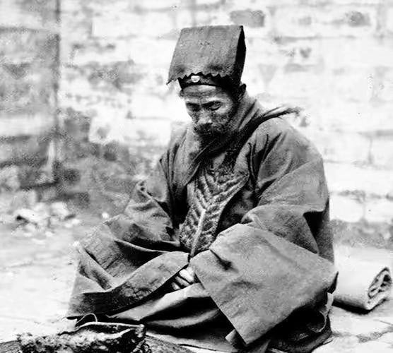 1937年，天还没亮，祁连山沟里躺着九百多号我红军西路军残部，他们在山里转了一个