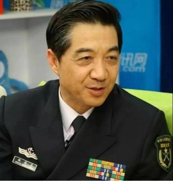 特朗普第一次当选总统的时候，局座张召忠曾经风趣的说：如果他连任两届的话，他一定能