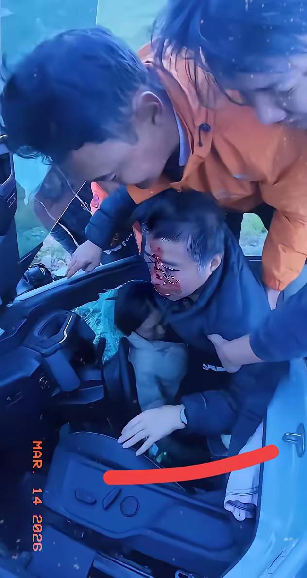 泪目了！4500米高原上，一名男子正刷牙，突然撞见越野车坠崖，想都没想就狂奔