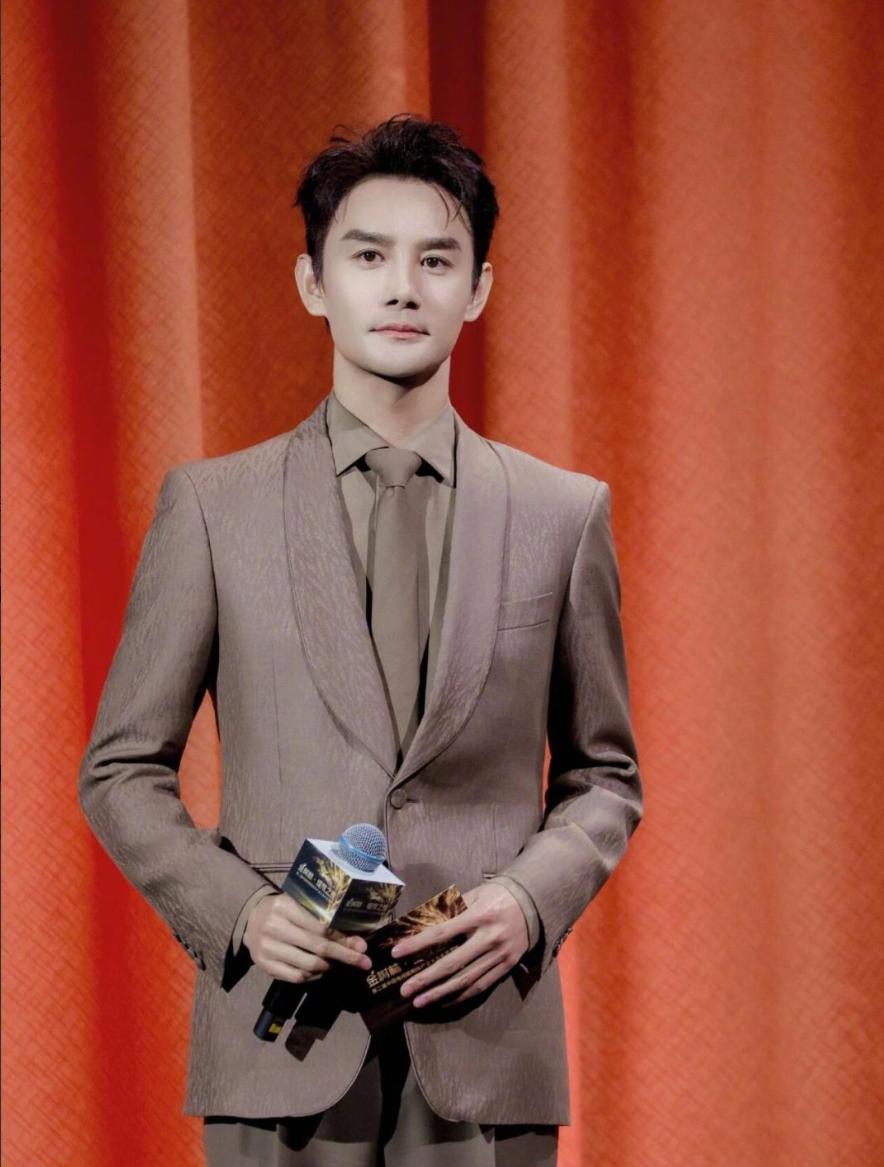 王凯长得帅，我接受，演技扎实，我也接受，但我真的很难接受，他连文笔都这么出彩！