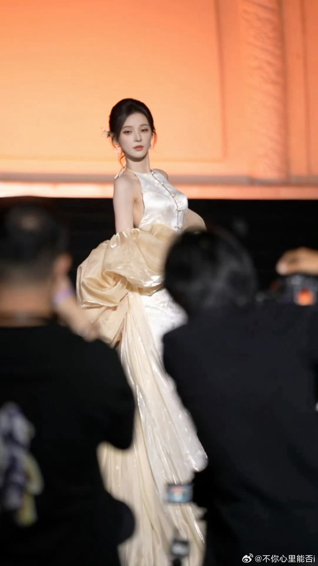 #张予曦新中式露背裙#张予曦这套新中式露背裙直接美出圈！复古盘扣搭配精致暗纹提花，恰到好处的露背设计
