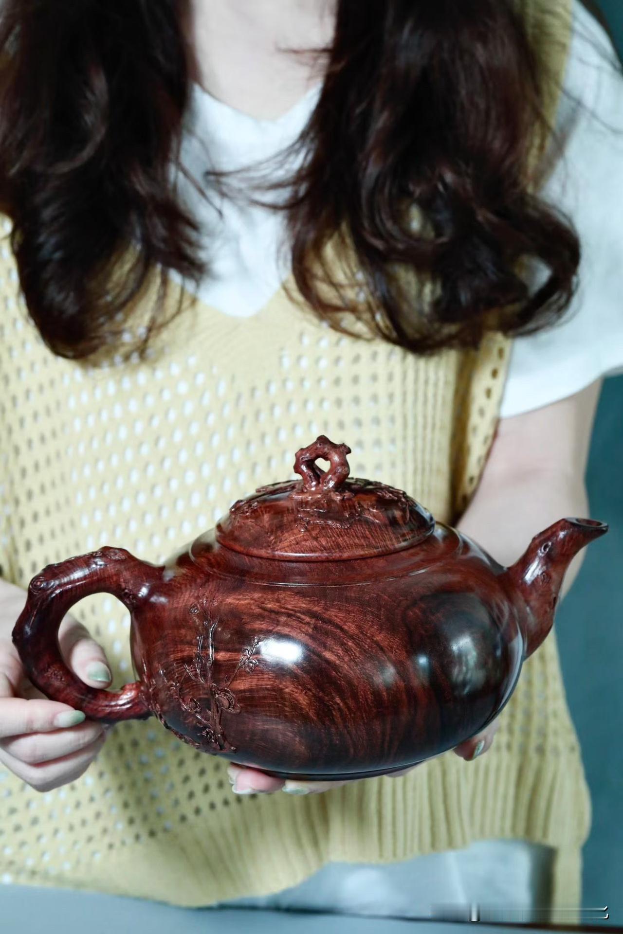 海南黄花梨｜梅花壶有些器物，一眼看不完。这把壶，先入眼的是纹——鱼鳞细波