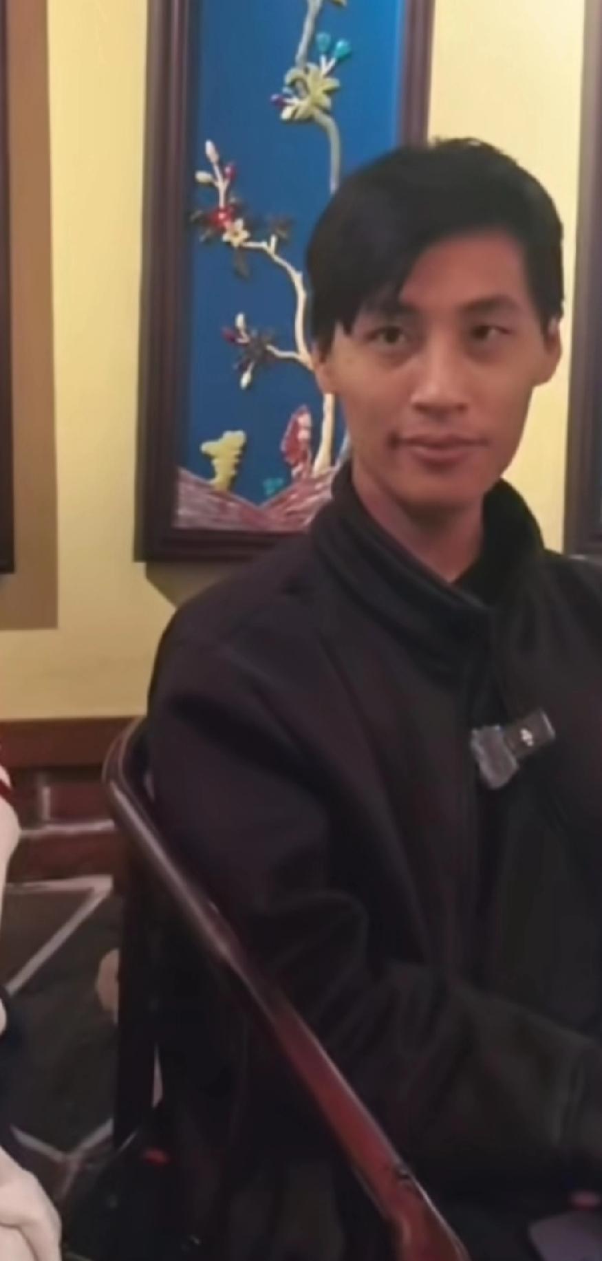 加拿大回国认亲的帅小伙在回国之前两年没有剪过头发，为了见到亲生父母，给亲生父