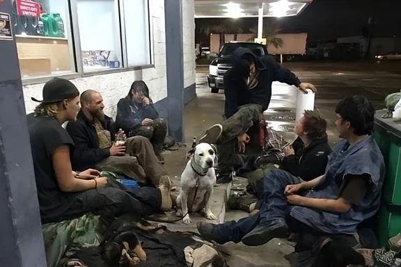 美国人一旦破产，基本就没机会翻身，原因很简单，破产不是简单的没钱，而是信用崩塌。