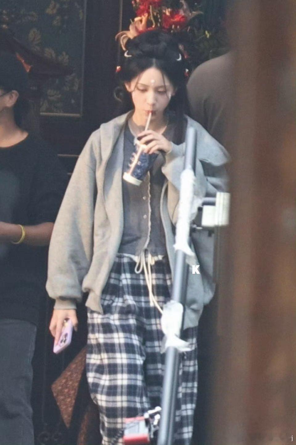 周也嘴角带血喝奶茶🤣哈哈哈哈被萌晕了我也想喝​​​