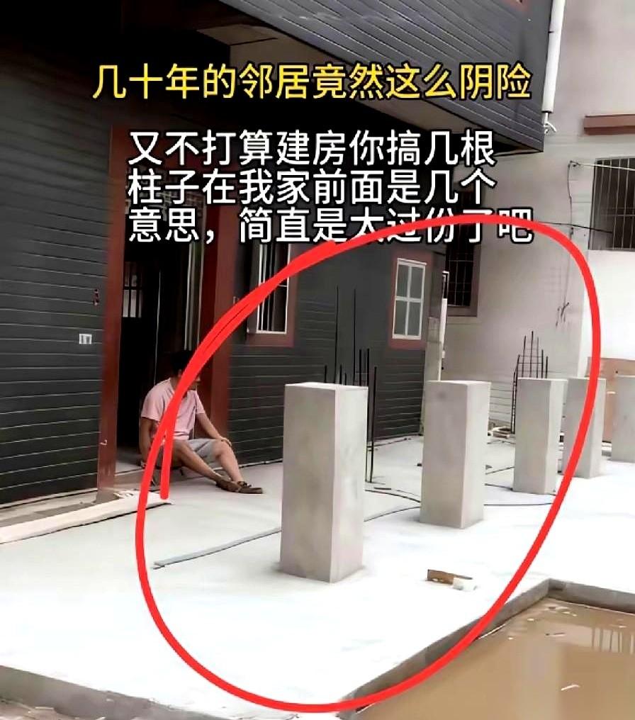 院门一开，几根光秃秃的柱子笔挺地杵在过道上，硬生生把路掐断了一半。最离谱的是，