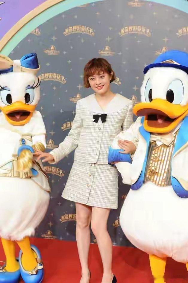 孙俪这回风格大变，烫了泡面头一身小香风搭配，就她能穿出国际范​​​
