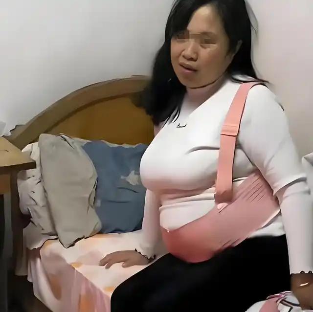 湖南55岁阿姨带娃半年“发福”，女儿查监控泪崩：那鼓起的肚子藏着天大的委屈