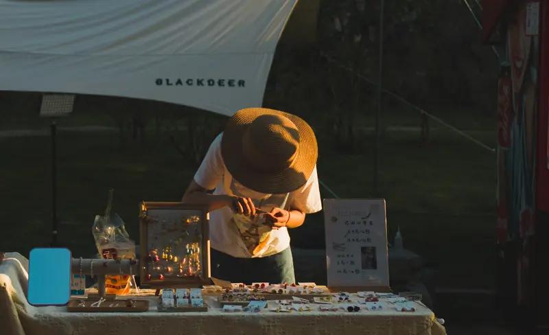 现在白嫖式体验之风真该刹一刹了。就说那个从杭州徒步到上海的女子，打着不花一分钱“