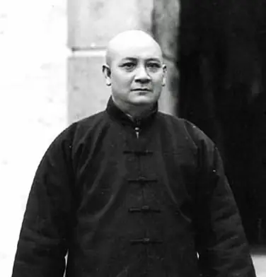 李福林跑得快，不靠枪、靠地，别的军阀抢地盘，他买地皮，新加坡、广州、香港，一地接