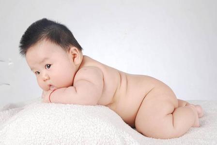宝宝如果有这些表现, 说明已经吃饱了, 再喂容易让宝宝被过度喂养