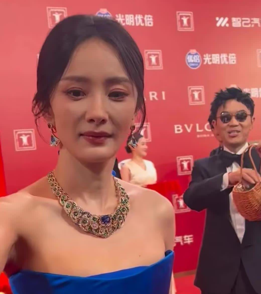 杨幂把C位让给章子怡，自己站在边边上，雷佳音生气的抓她手臂，瞬间脸黑了……