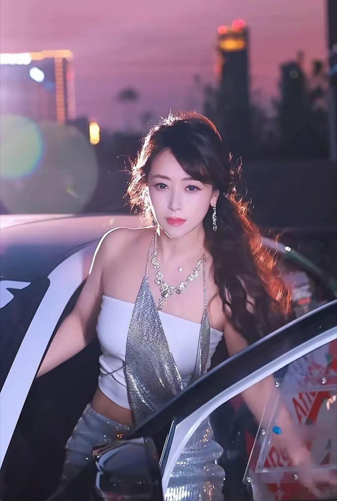 看陈紫函晒出照片这姐50岁了吗？50岁陈紫函美若少女挂脖亮片裙配跑车时尚魅力美翻
