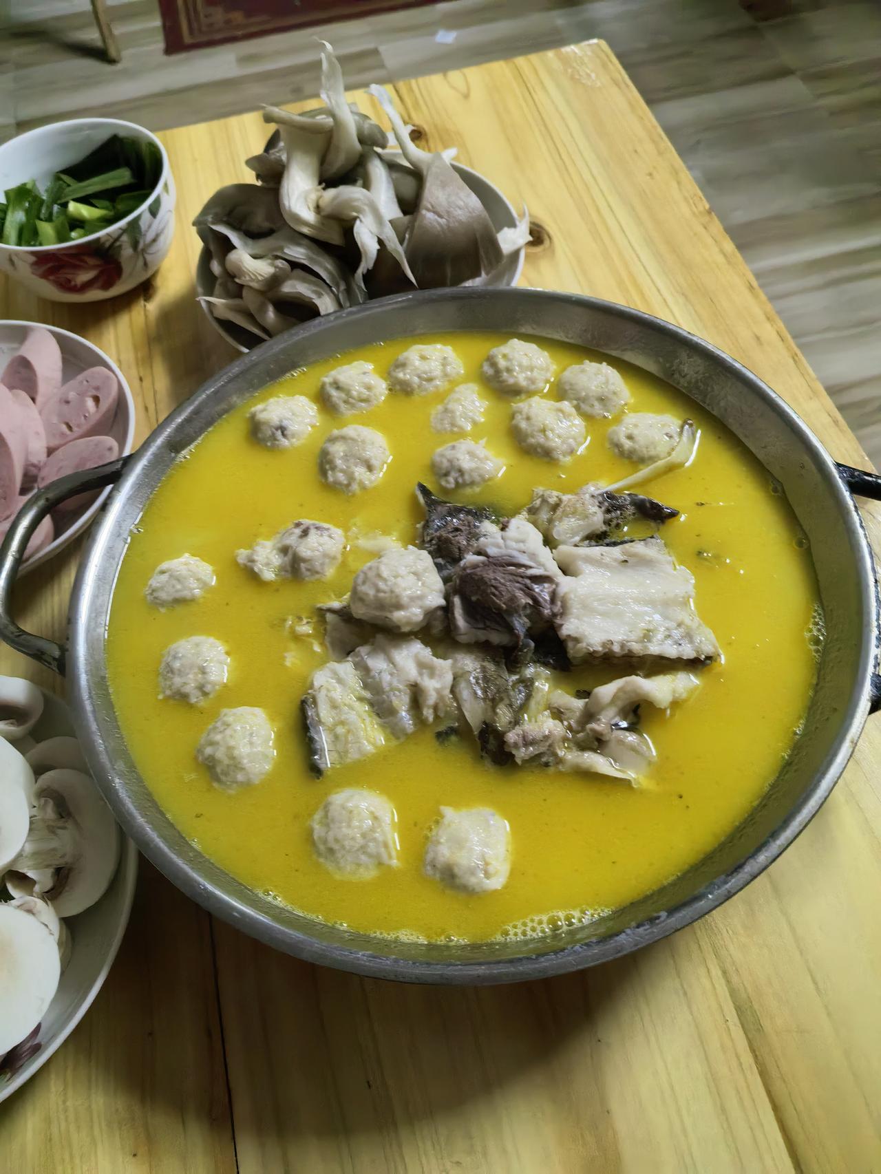 晚餐家常菜分享厨师休息日的晚餐暴击！胖头鱼火锅+蒜蓉肉肠，暖到骨子里的家常味