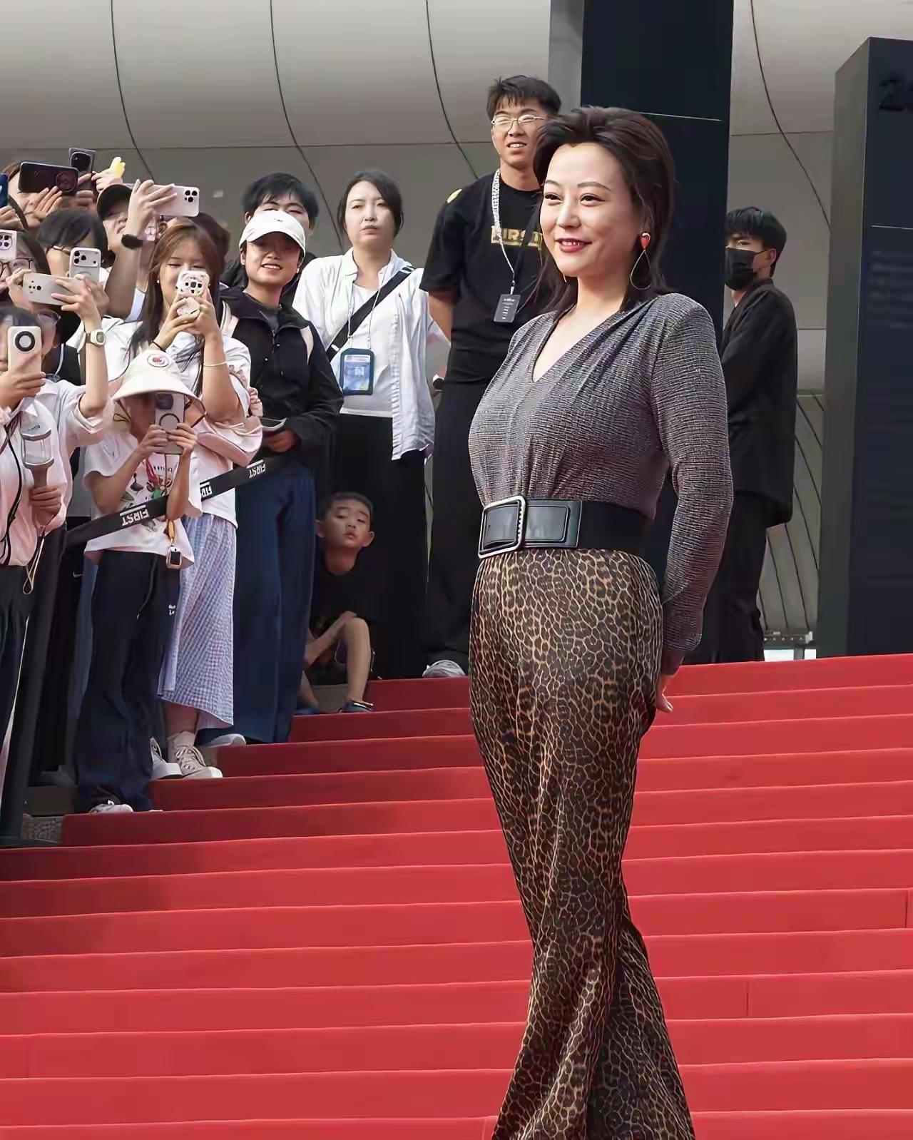 她属于微胖型的美女你们认识她吗？她的演技浑然天成，不加一点水，她的站姿和身材