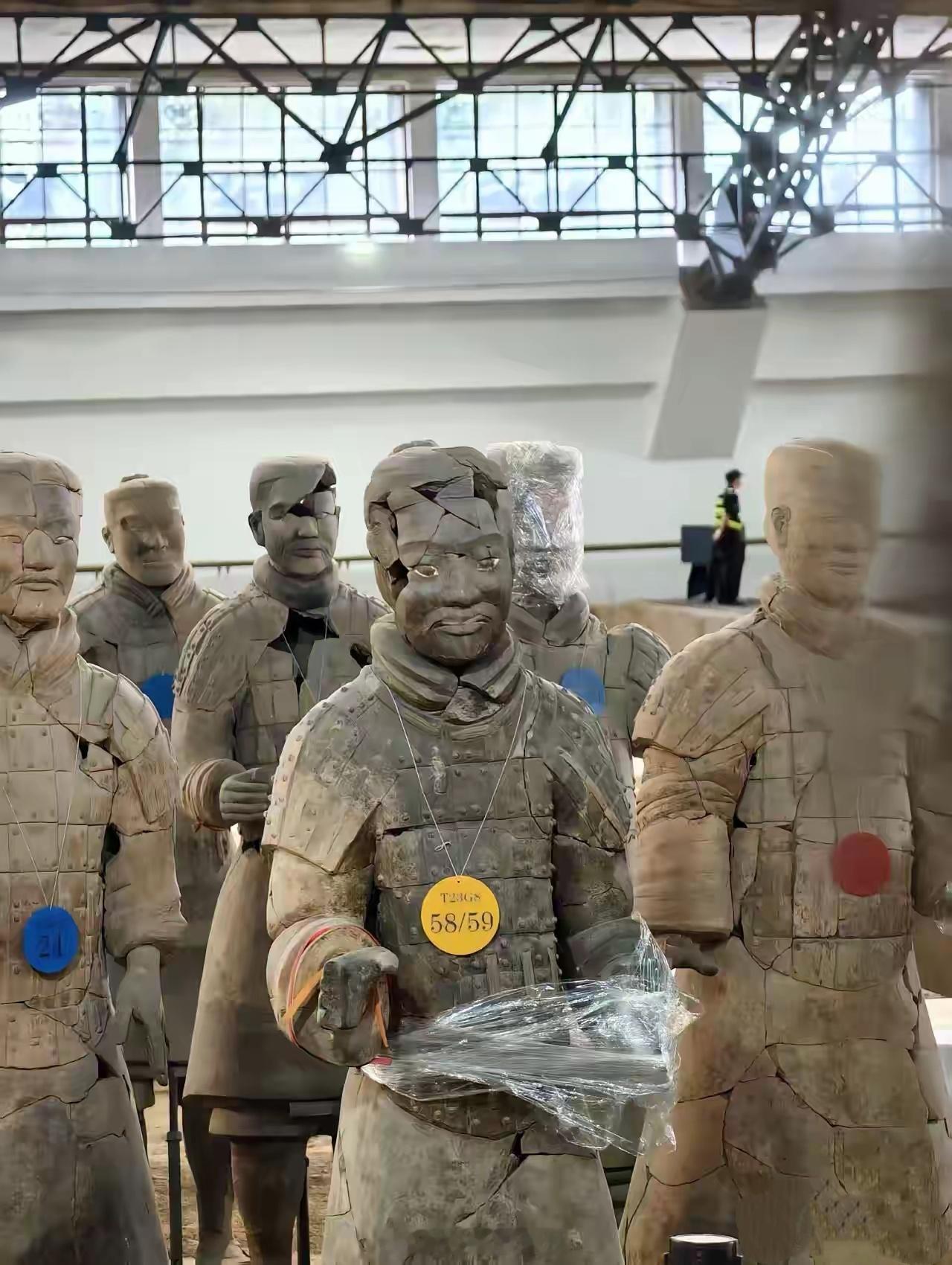 秦始皇兵马俑博物馆，残缺不全的秦俑。不愧是始皇帝啊，都过去2000多年了，他给子