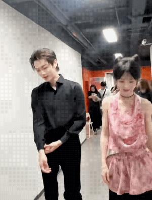 看见内场的许凯和田女士了，许凯穿着黑衬衫，在挽袖子呢，高大威猛帅气，这个女孩子非