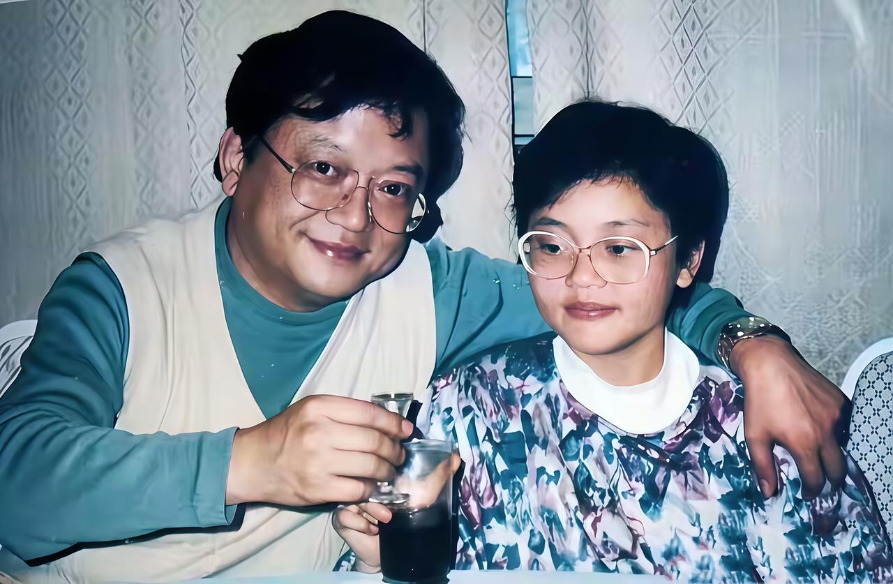 这是王刚与女儿婷婷。父女俩的关系看似普通又极不普通。谁也不会料到，二十几年后，王