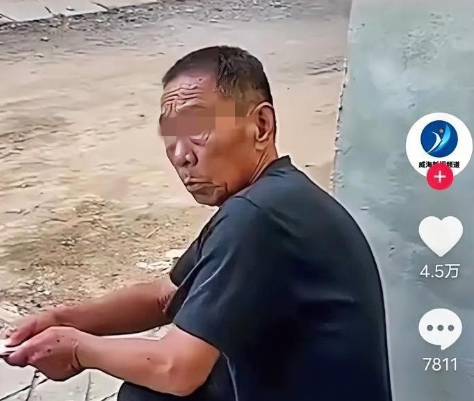 [点赞]9月20日，安徽合肥，一名女子有事出门，看见孩子爷爷蹲在门口。老人看见