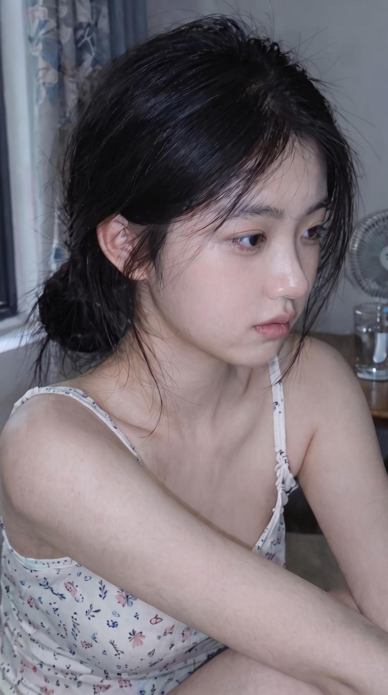 今天的我，没有表情。不是每张照片都要笑。有些日子，就是会莫名地低落。不想说话，不