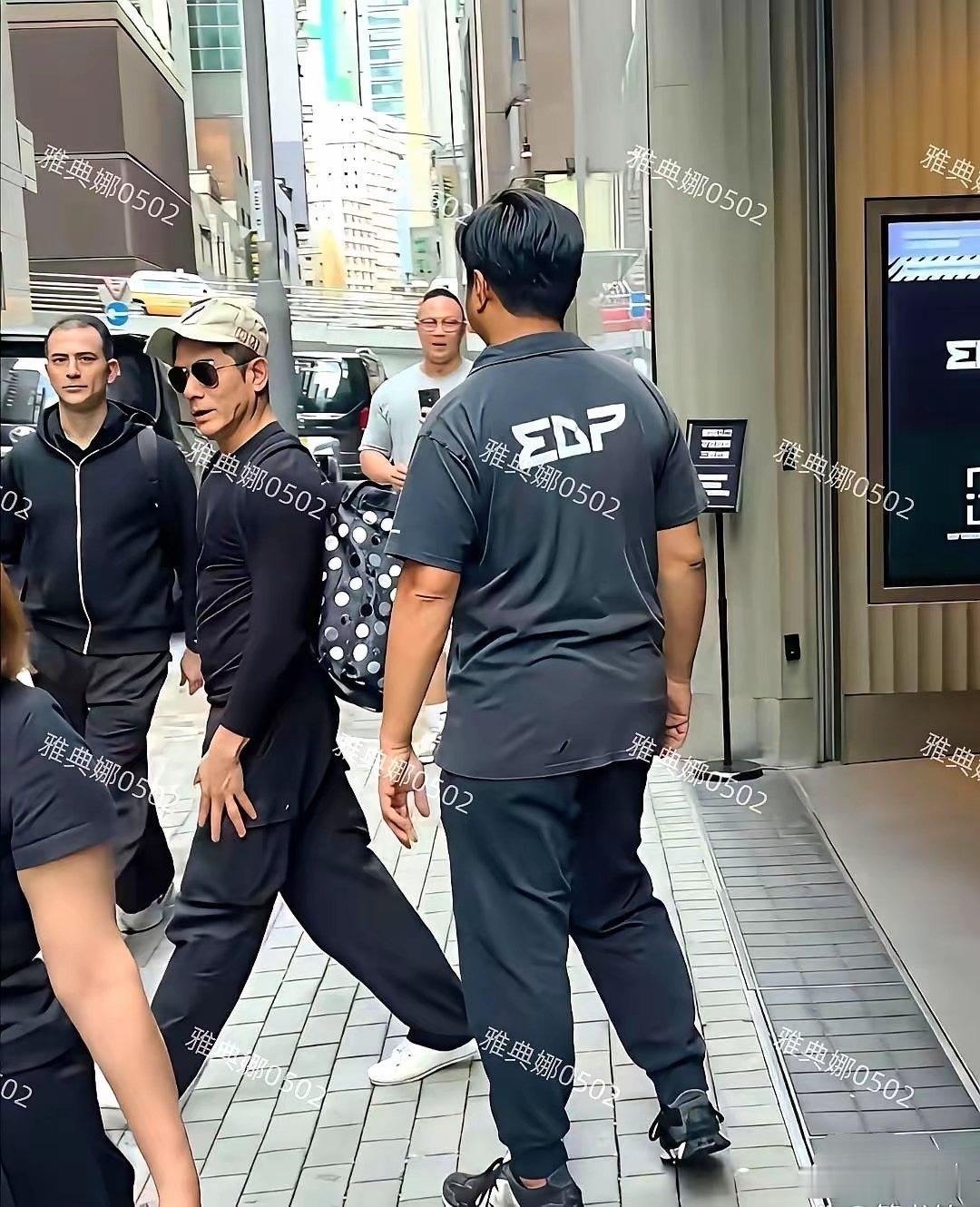 在香港街头偶遇了郭富城，早就听说他个子不高，可亲眼见到才发现比预想中更显矮，看着
