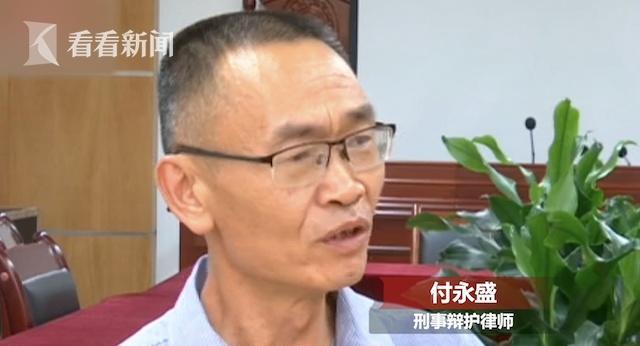 贵州贵阳，一女子下夜班回家，怎料却遭拦路抢劫，正巧被其父亲看到了，提着一把刀冲下