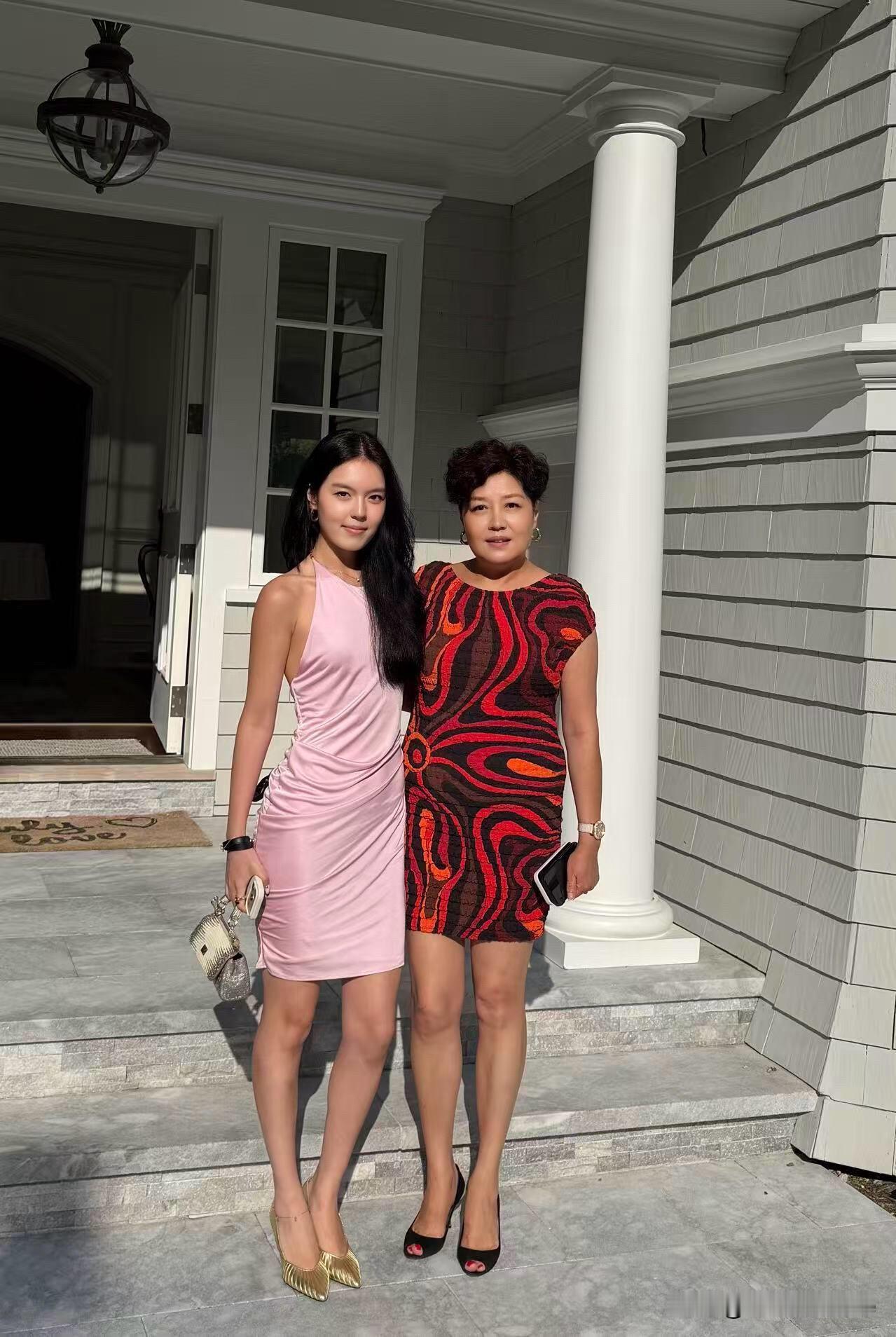 主持人李咏妻子哈文分享生活动态，并晒出一张合照，母女俩长得真像。哈文身穿红黑