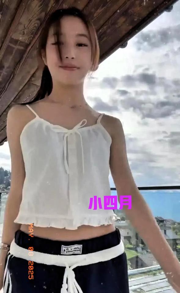 15岁活成时尚教科书！小四月这波颜值暴击你接住了吗？当同龄人还在校服堆里打转，赵