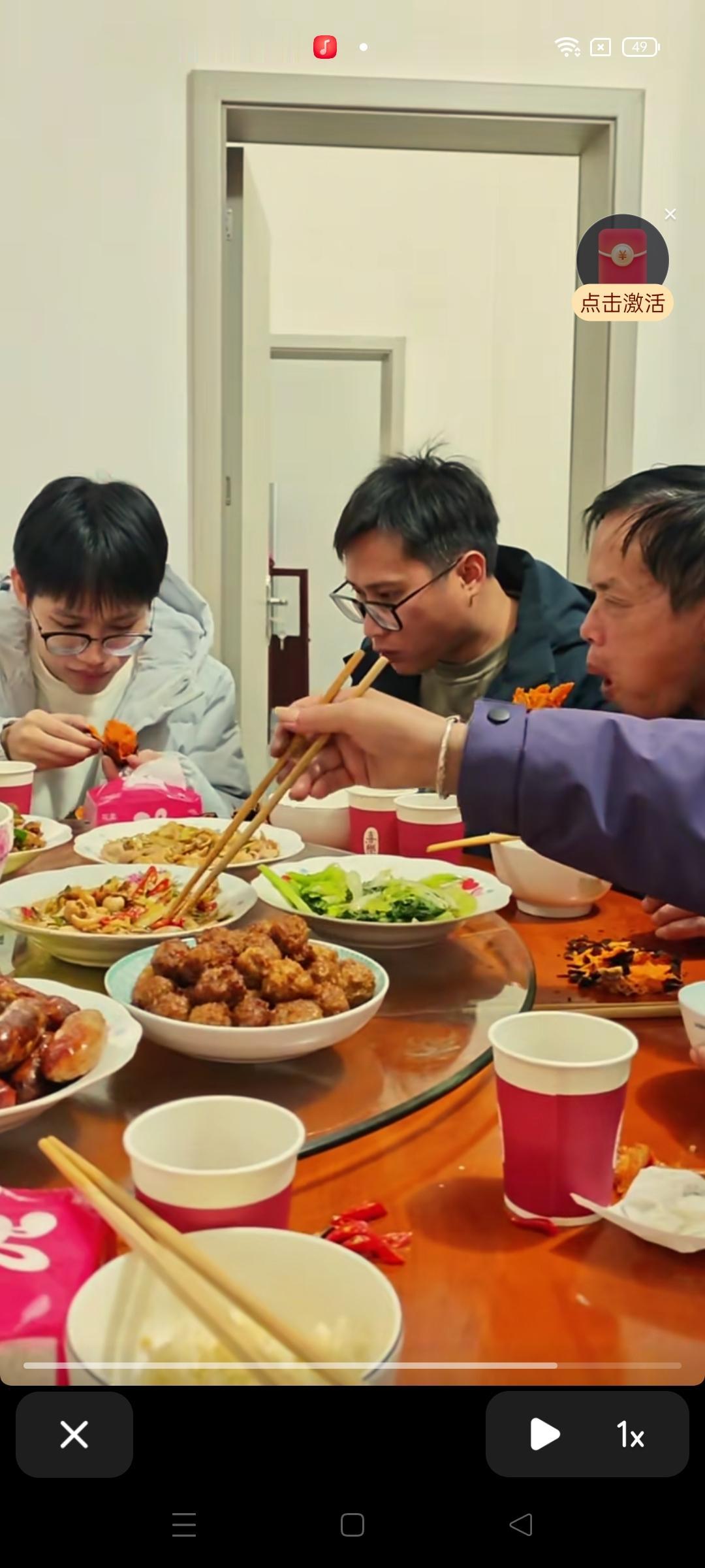 梁志辉弟弟假期也从北京返回家中，全家人一起共进晚餐，真是人间烟火气，最抚凡人心，