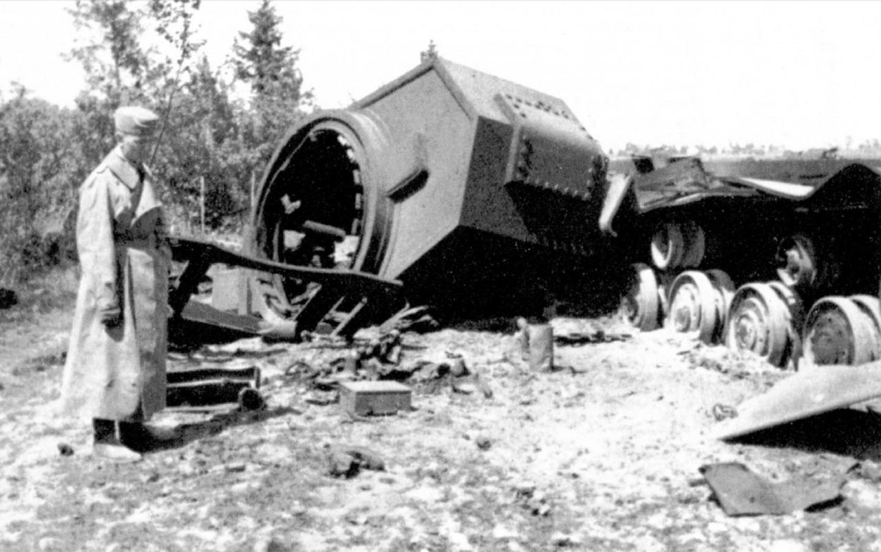 1941年，一名德军士兵正在检视一辆被炸毁的苏军KV-2重型坦克。KV-2坦克