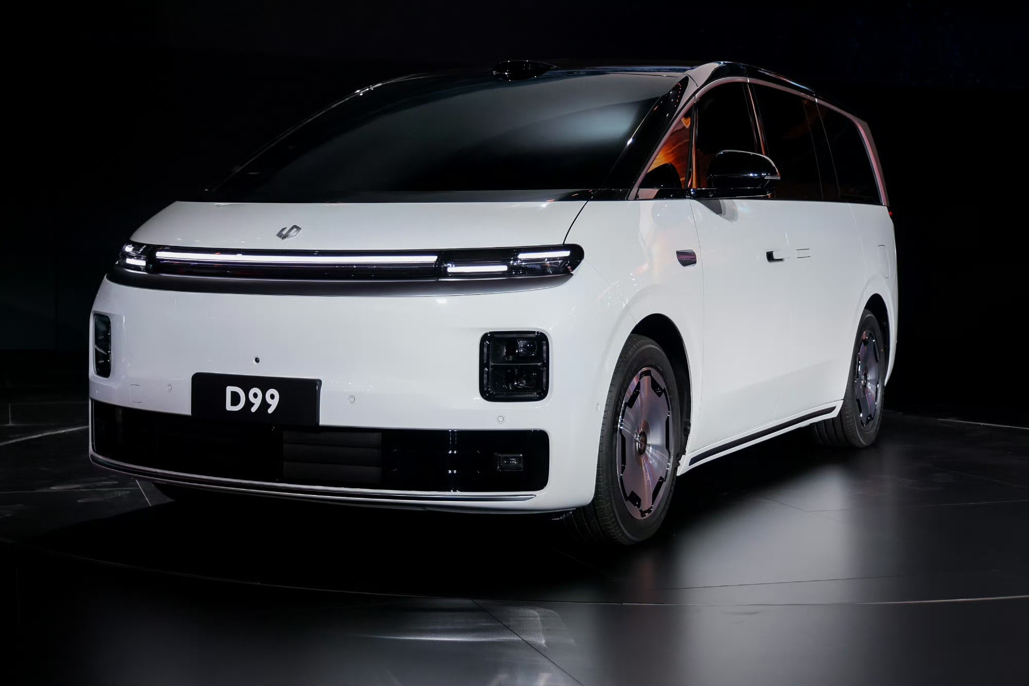 传统MPV始终逃不开一个困局：要家用商务刚需的大空间，就得迎风面积大、风阻高