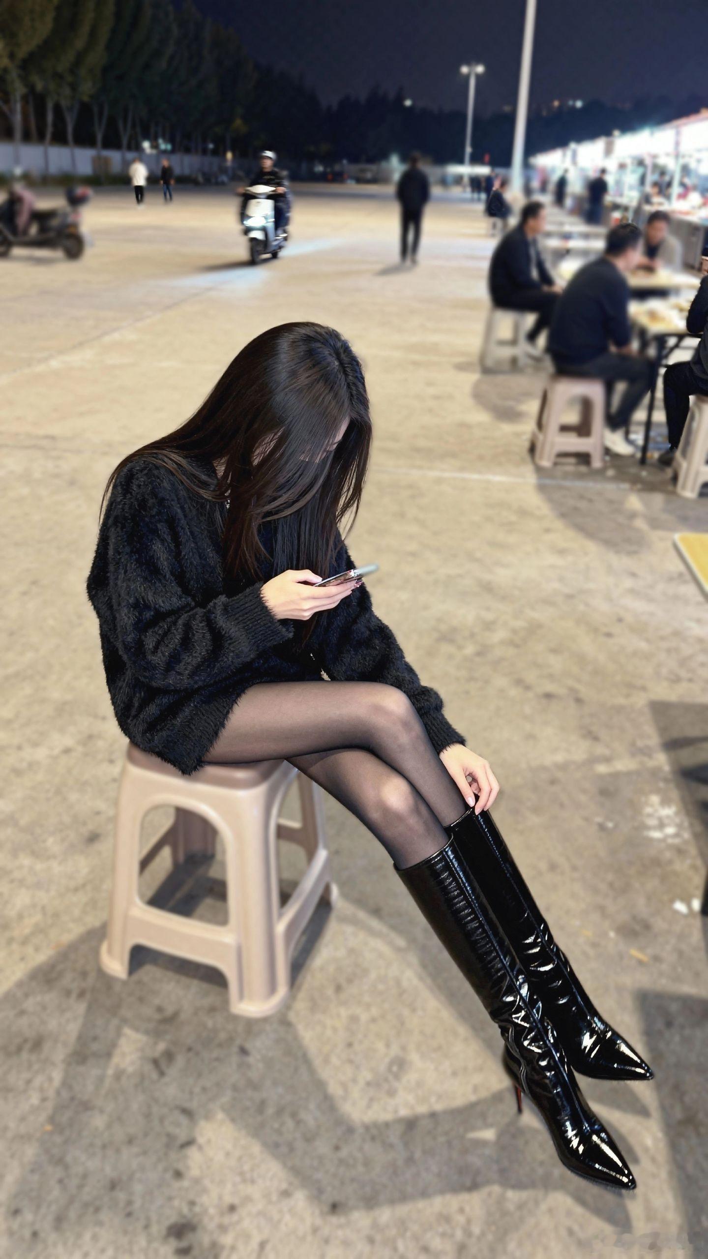 路边最美的风景，让人都没心思吃烧烤了。