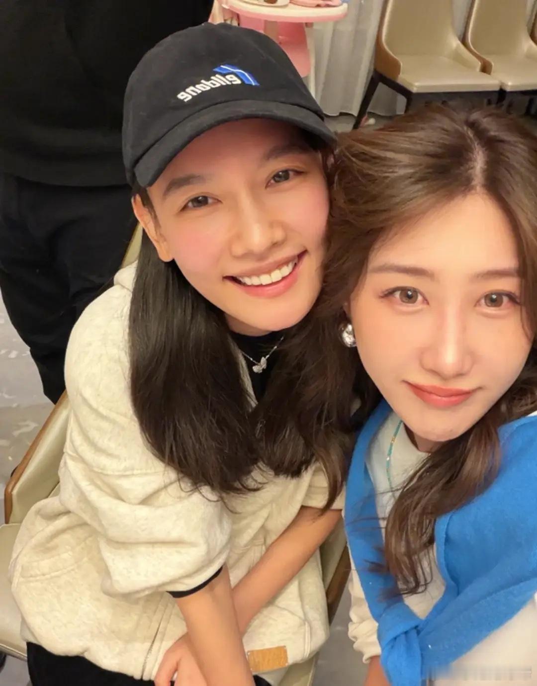 孙骁骁带女儿探班任重，4年没工作自愿在家带娃，当妈后更瘦了！