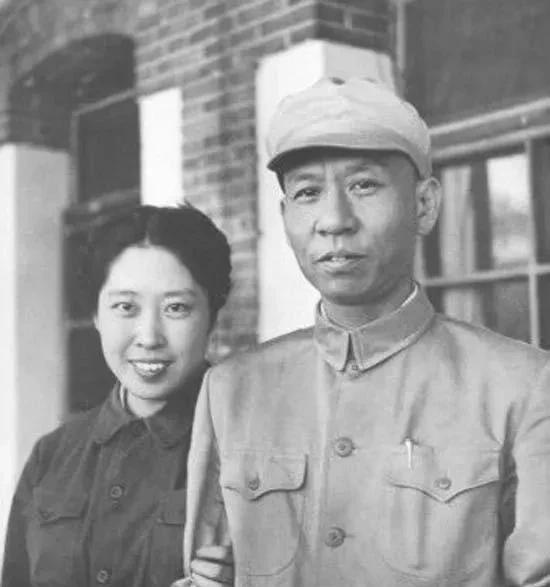 这是上世纪50年代，刘少奇与夫人王光美女士的一张珍贵留影。照片中，刘少奇温文儒