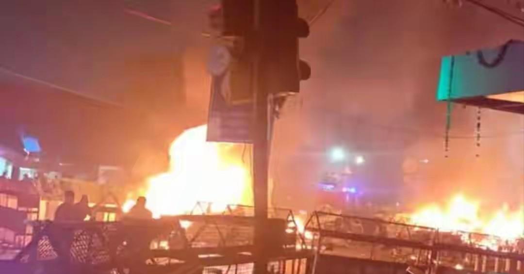 现在压力已经全部砸在莫迪头上了。新德里红堡地铁站自杀式爆炸事件，已经激发了印度疯