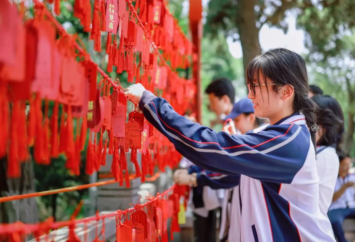 先问你个残酷的问题，如果全国高考使用统一试卷，录取分数线相同，你觉得是公平，还是