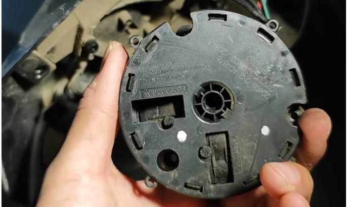 我家老迈锐宝突然闹脾气，电动后视镜只有声音，但就是不干活，看来应该是电机齿轮罢工