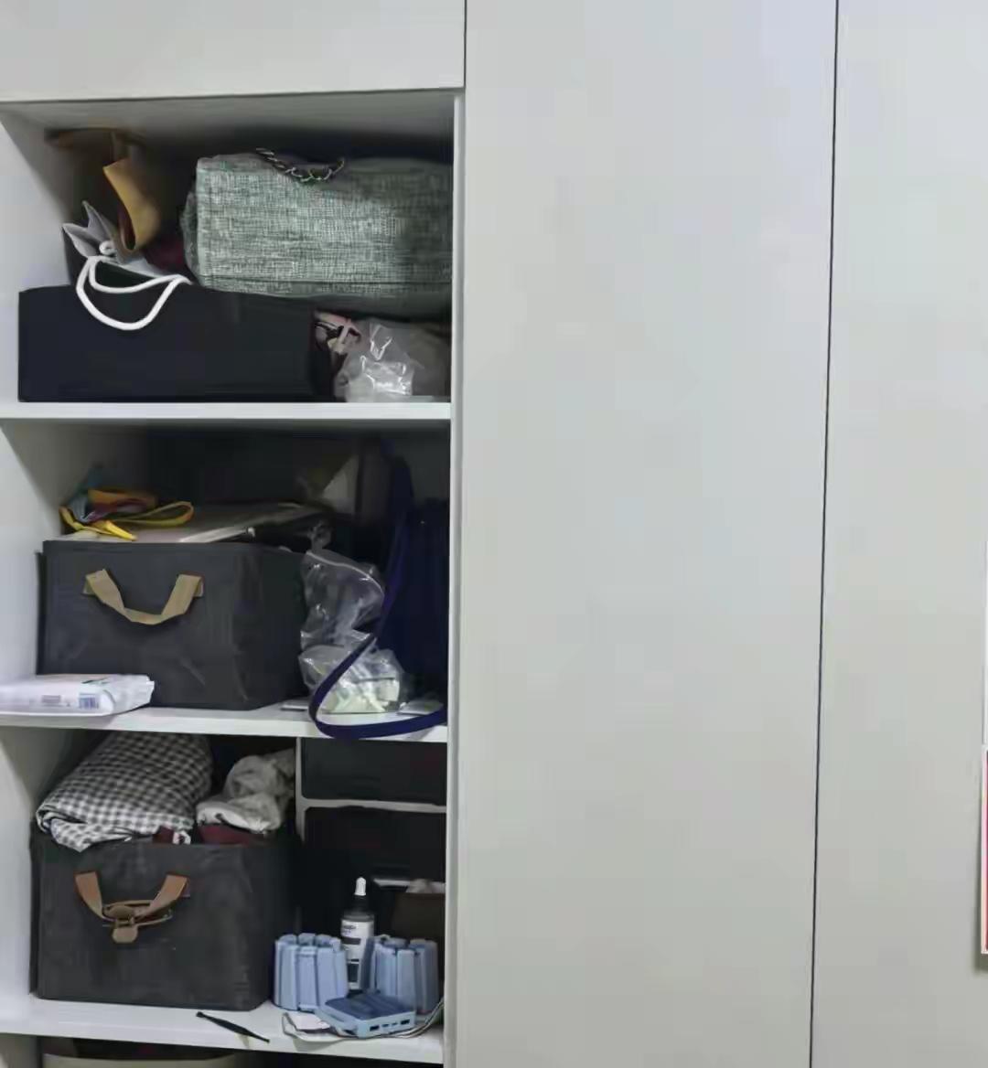 沈阳一女子家中存放着现金，可隔一段时间就会变少。门窗却又没留下撬动的痕迹，于是女