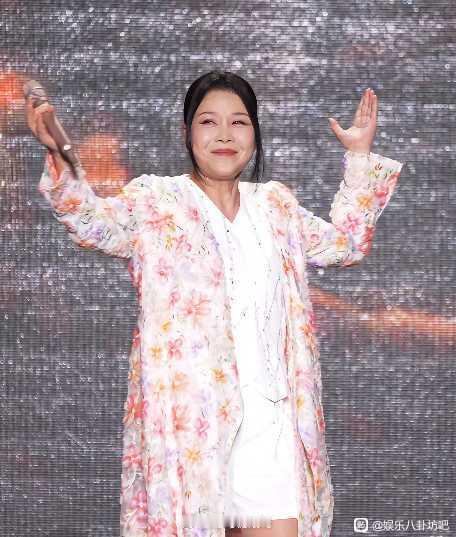 那英和田震都是天后，现在差别怎么这么大？那英田震同日开演唱会，一个众星拱月排面足