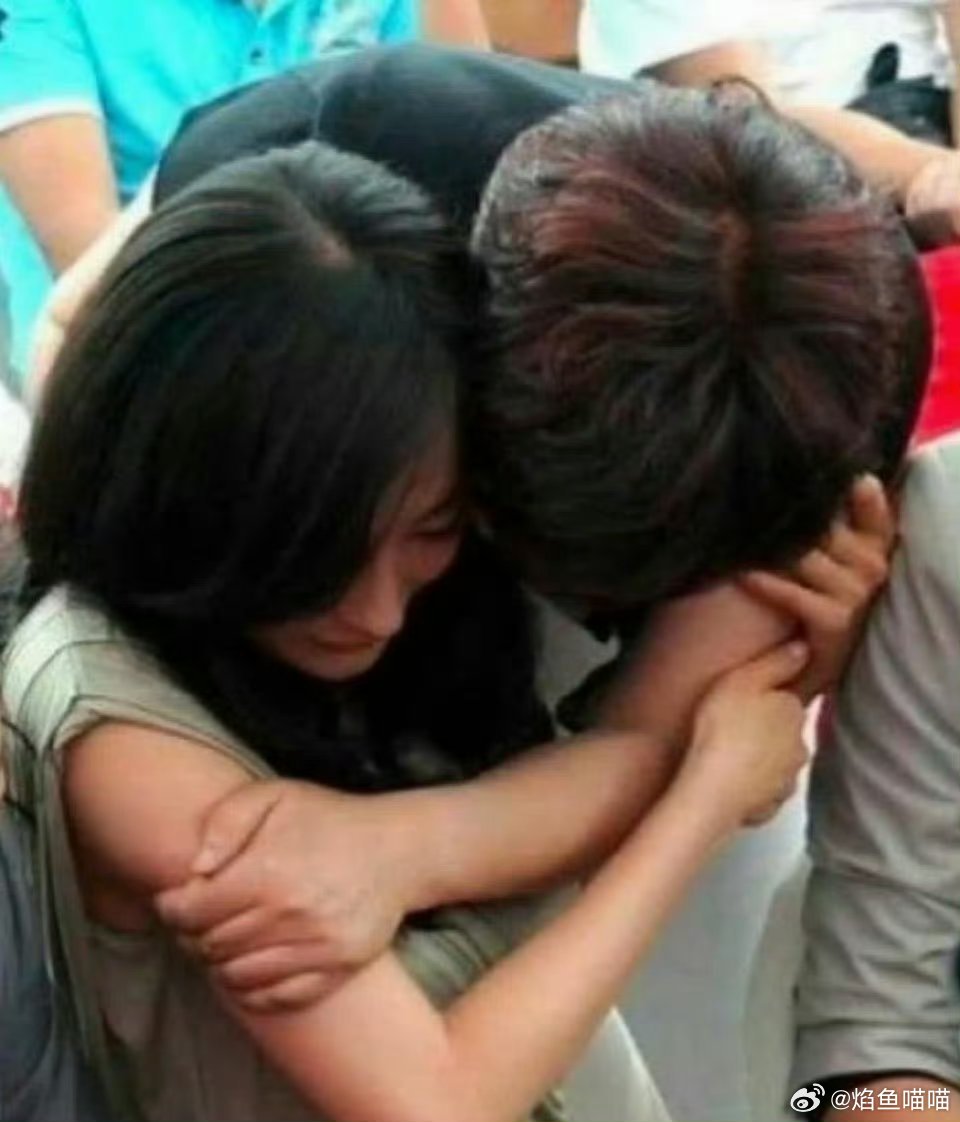 好离谱当年这张图片被乱传成杨幂当众被投资人揩油，然后真相是……投资人是女的​